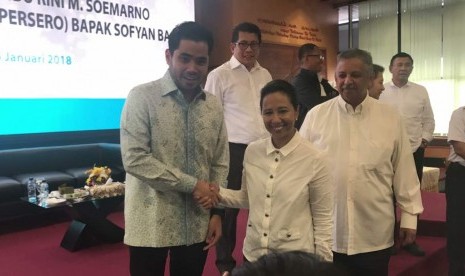 Menteri BUMN Rini M Soemarno dan Direktur Utama PLN Sofyan Basir saat melakukan simbolisasi penyalaan pelanggan besar listrik di wilayah Sulawesi Selatan, Tenggara, dan Barat (Sulselrabar), di Makassar, Selasa (16/1).