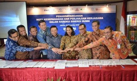 Menteri BUMN Rini M Soemarno dan Dirut BTN Maryono berfoto dengan CEO-CEO 7 BUMN usai menandatangani naskah kerjasama dan naskah kesepahaman  dengan BUMN-BUMN tersebut di Jakarta, Rabu (29/12).