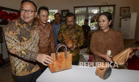  Menteri BUMN Rini M Soemarno (kanan) bersama, Kepala Badan Ekonomi Kreatif Triawan Munaf (kedua kiri), Dirut Bank Mandiri Kartika Wirjoatmodjo (kiri) dan Gubernur Jawa Timur Soekarwo (kedua kanan) mengamati produk-produk UKM binaan Bank Mandiri 