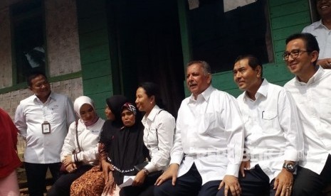 Menteri BUMN Rini M Soemarno mengunjungi warga Kampung Cisaninten Cikaret Desa Cikupa Kecamatan Karangnunggal, Cicih pada Kamis (12/7). Cicih menjadi penerima program jaringan listrik gratis hasil kerjasama PLN dan Pertamina. 