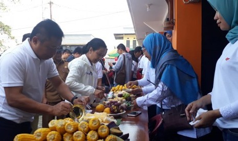 Menteri BUMN Rini M Soemarno meninjau BUMN Shop yang dikelola BUMDes Motekar di Desa/Kecamatan Cisaat, Kabupaten Sukabumi, Selasa (23/7).