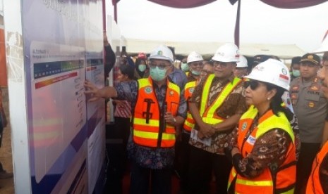 Menteri BUMN Rini M Soemarno meninjau perkembangan pelaksanaan proyek  pembangunan Bandara Jenderal Soedirman Purbalingga, Rabu (2/10). Dalam  peninjauan tersebut, Rini mendapat penjelasan dari Dirut PT Angkasa Pura  Muhammad Awaluddin mengenai progres pekerjaan proyek.