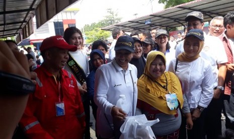 Menteri BUMN Rini Soemarno bersana Dirut PT Pertamina Nicke Widyawati, bertemu ibu-ibu saat mengunjungi salah satu stand bazar rakyat dan pembagian solar non subsidi kepada masyarakat, Terminal BBM Siak, Pelabuhan Sungai Dukuh, Pekanbaru, Selasa (19/3).