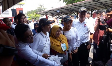 Menteri BUMN Rini Soemarno bersana Dirut PT Pertamina Nicke Widyawati, bertemu ibu-ibu saat mengunjungi salah satu stand bazar rakyat dan pembagian solar non subsidi kepada masyarakat, Terminal BBM Siak, Pelabuhan Sungai Dukuh, Pekanbaru, Selasa (19/3).