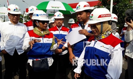 Menteri BUMN Rini Soemarno dan Plt Direktur Utama PT Pertamina (Persero) Nicke Widyawati melakukan peninjauan kesiapan pasokan dan distribusi BBM di Terminal BBM Semarang Group, Jumat (1/6).