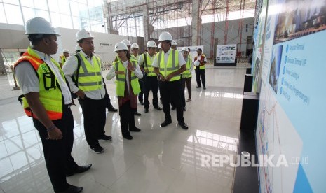 SOE Minister Rini Soemarno and President Director AP II Muhammad Awaluddin during a visit to Supadio International Airport discussed the airport development plan.