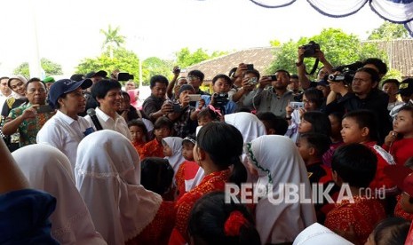 Menteri BUMN Rini Soemarno, didampingi Dirut PT Pupuk Indonesia Aas Asikin Idat, saat mengunjungi BUMDes PT Mitra Desa Bersama Tempuran, di Kecamatan Rawamerta, Karawang, Kamis (19/4). 