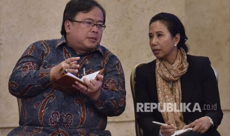 Menteri BUMN Rini Soemarno (kanan) berbincang dengan Menteri PPN / Kepala Bappenas Bambang Brodjonegoro (kiri) sebelum mengikuti Sidang Kabinet Paripurna di Istana Negara, Jakarta, Senin (5/3).