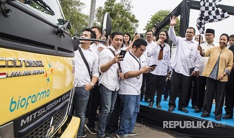 Menteri BUMN Rini Soemarno (kanan) didampingi Direktur Utama Bio Farma M. Rahman Roestan (ketiga kanan) dan Gubernur Jawa Barat Ridwan Kamil (kedua kanan) melepas mobil ekspor Biofarma di sela-sela pameran produk-produk inovasi karya anak bangsa di Kantor LEN, Bandung, Jawa Barat, Rabu (31/10)