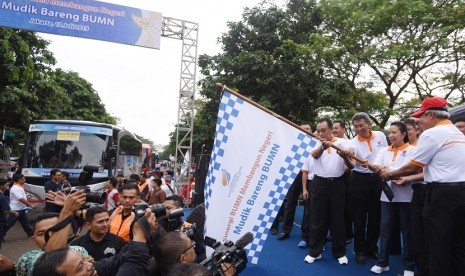 Menteri BUMN Rini Soemarno (kedua kanan) didampingi sejumlah direksi BUMN melepas peserta Mudik Bareng BUMN di Parkir Timur Senayan, Jakarta, Ahad (12/7).