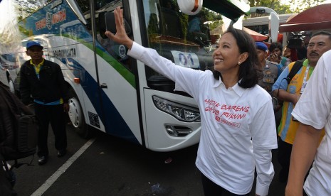 SOEs Minister Rini Soemarno bid farewell to the Lebaran homecoming travellers at the Taman Mini Indonesia Indah in Jakarta on Monday.