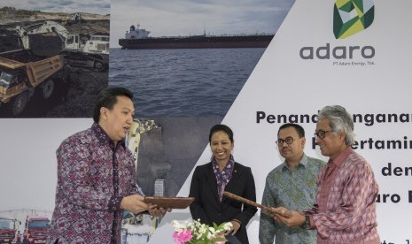 Menteri BUMN Rini Soemarno (kedua kiri) bersama Menteri ESDM Sudirman Said (kedua kanan) menyaksikan Dirut PT Pertamina Dwi Soetjipto (kanan) dan Presiden Direktur PT Adaro Energy Tbk Garibaldi Thohir (kiri) menandatangani perjanjian kerja sama strategis d