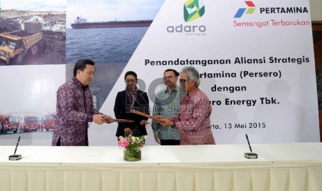  Menteri BUMN Rini Soemarno (kedua kiri), Menteri ESDM Sudirman Said (kedua kanan), Dirut PT Pertamina Dwi Soetjipto (kanan) dan Presiden Direktur PT Adaro Energy Tbk Garibaldi Thohir (kiri) melakukan penandatanganan perjanjian kerja sama strategis di Keme