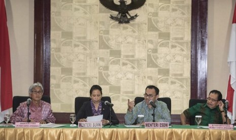 Menteri BUMN Rini Soemarno (kedua kiri), Menteri ESDM Sudirman Said (kedua kanan), Dirut PT Pertamina Dwi Soetjipto (kiri) dan Komisaris Utama PT Pertamina Tanri Abeng (kanan) memberikan keterangan kepada wartawan terkait proses penghentian kegiatan Petral