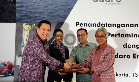  Menteri BUMN Rini Soemarno (kedua kiri), Menteri ESDM Sudirman Said (kedua kanan), Dirut PT Pertamina Dwi Soetjipto (kanan) dan Presdir PT Adaro Energy Tbk Garibaldi Thohir (kiri) usai penandatanganan perjanjian kerja sama di Jakarta, Rabu (13/5). (Republ