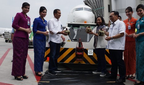 Menteri BUMN Rini Soemarno (keempat kanan), Direktur Utama Garuda Indonesia M Arif Wibowo (ketiga kanan), dan Direktur Utama PT Angkasa Pura II Muhammad Awaluddin (ketiga kiri) meresmikan penerbangan perdana maskapai Garuda Indonesia di Terminal 3 Ultimate