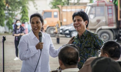 Menteri BUMN Rini Soemarno (kiri) berbincang dengan Direktur Utama Pupuk Indonesia Aas Asikin Idat (kanan) saat meninjau stok pupuk bersubsidi di Gudang Lini III Pasir Hayam, Cianjur, Jawa Barat, Jumat (8/2/2019).