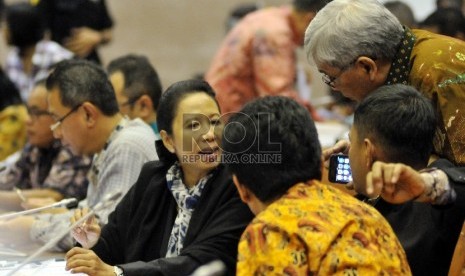   Menteri BUMN Rini Soemarno(kiri) Berbincang saat waktu tenggang tenggang rapat kerja dengan Komisi VI DPR di Kompleks Parlemen Senayan, Jakarta, Selasa (6/10).  (Republika/Rakhmawaty La'lang)