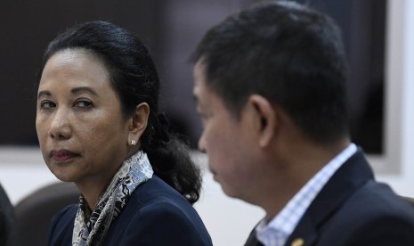 Menteri BUMN Rini Soemarno (kiri).