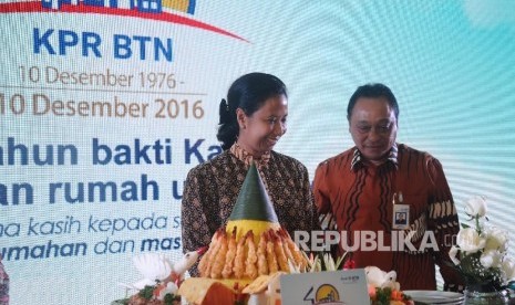 Menteri BUMN Rini Soemarno (kiri) , Dirut Bank BTN Maryono berbincang saat perayaan HUT Kredit Kepemilikan Rumah (KPR) ke 40 tahun di Jakarta, Selasa (13\12). 