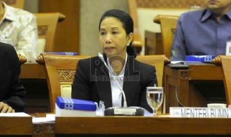 Menteri BUMN Rini Soemarno mengikuti rapat kerja dengan Komisi VI DPR RI di Kompleks Parlemen Senayan, Jakarta, Senin (19/1).(Republika/Agung Supriyanto)