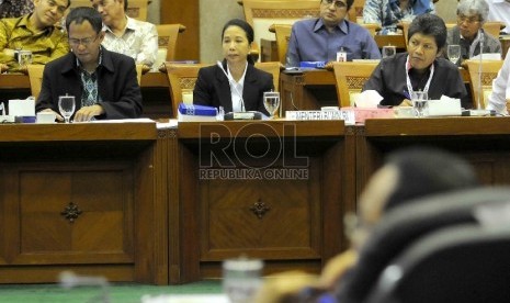 Menteri BUMN Rini Soemarno mengikuti rapat kerja dengan Komisi VI DPR RI di Kompleks Parlemen Senayan, Jakarta, Senin (19/1).(Republika/Agung Supriyanto)