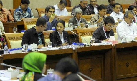 Menteri BUMN Rini Soemarno mengikuti rapat kerja dengan Komisi VI DPR RI di Kompleks Parlemen Senayan, Jakarta, Senin (19/1).(Republika/Agung Supriyanto)