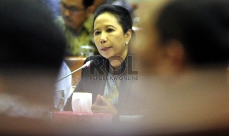 Menteri BUMN Rini Soemarno mengikuti rapat kerja dengan Komisi VI DPR di Kompleks Parlemen, Senayan, Jakarta, Senin (5/10).