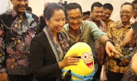 Menteri BUMN Rini Soemarno mengunjungi stan PNM di pameran Indonesia Hebat.