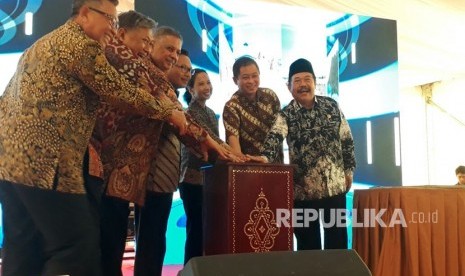 Menteri BUMN Rini Soemarno, Menteri ESDM Ignasius Jonan, Dirut PLN Sofyan Basyir, Sekretaris Daerah Pemprov NTB Rosiady menekan bel tanda dimulai pembangunan PLTMG yang tersebar di Nusa Tenggara (Nusra) di PLTMG PLN Tanjung Karang, Mataram, NTB, Jumat (20/10).