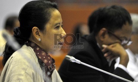 Menteri BUMN Rini Soemarno menyimak pertanyaan anggota dewan saat rapat kerja dengan Komisi VI DPR di Gedung Parlemen, Senayan, Jakarta, Kamis (1/10).