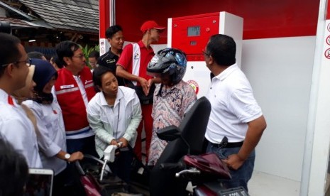 Menteri BUMN Rini Soemarno meresmikan BUMN Shop di Desa Sukajaya Kecamatan/Kabupaten Sukabumi Sabtu (22/12). Keberadaan sarana itu untuk mendorong perekonomian desa.