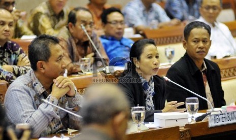   Menteri BUMN Rini Soemarno saat mengikuti rapat kerja dengan Komisi VI DPR di Kompleks Parlemen Senayan, Jakarta, Selasa (6/10).  (Republika/Rakhmawaty La'lang))