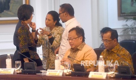 Menteri BUMN Rini Soemarno (tengah) berbincang dengan Menteri Keuangan Sri Mulyani (kiri) dan Menteri Ketenagakerjaan Hanif Dhakiri (kanan) sebelum mengikuti rapat terbatas di Kantor Presiden, Jakarta, Selasa (8/1/2019). 