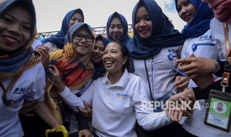 Menteri BUMN Rini Soemarno (tengah) berfoto dengan pegawai BUMN (ilustrasi)