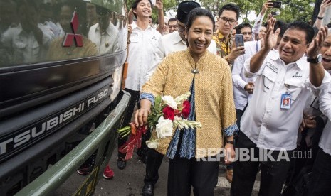 Menteri BUMN Rini Soemarno (tengah) bersama Direktur Utama PT Pindad Abraham Mose (kanan) melepas truk pembawa produk ekspor PT Pindad saat pameran produk-produk inovasi karya anak bangsa di Kantor LEN, Bandung, Jawa Barat, Rabu (31/10/2018).