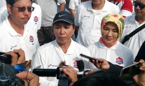 Menteri BUMN Rini Soemarno (tengah)