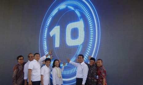 Menteri BUMN, Rini Soemarno (tengah) Menteri Pertanian, Andi Amran Sulaiman (ketiga kanan) Bupati Sumenep, Busyro Karim (kedua kanan) dan Direktur Utama BNI, Achmad Baiquni (ketiga kiri) menekan layar videotron saat peluncuran Kartu Tani di Desa Braji, Sumenep, Jawa Timur, Senin (6/6).