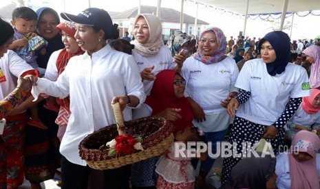 Menteri BUMN Rini Sumarno, diserbu petani dan warga Desa Lemah Duhur, Kecamatan Tempuran, Karawang, saat membagikan telor asin batik, Kamis (19/4).