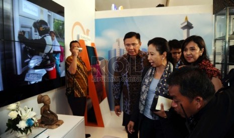 Menteri BUMN Rini Sumarno (kedua kanan) mengunjungi stan usai membuka pameran Indonesia Hebat 2015 di Senayan, Jakarta, Jumat (21/8).