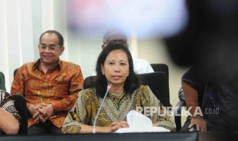 Menteri BUMN, Rini Sumarno menyampaikan paparannya saat mengelar bincang-bincang terbuka dengan wartawan di Gedung Kementerian BUMN, Jakarta, Senin (25/7).  (Republika/ Agung Supriyanto)