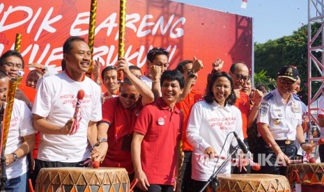 Menteri BUMN Rini Sumarno saat melepas pemudik dalam acara Mudik Bareng Guyub Rukun, Jakarta (19/6), didampingi Direktur Utama PT Pupuk Indonesia (Persero) Aas Asikin Idat (ketiga dari kanan). 