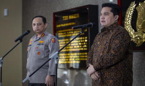 Menteri BUMN sekaligus Ketua Pelaksana Komite Penanganan COVID-19 dan Pemulihan Ekonomi Nasional Erick Thohir (kanan) dan Wakapolri Komjen Pol Gatot Eddy Pramono (kiri) menyampaikan keterangan pers di Mabes Polri, Jakarta, Kamis (13/8/2020). Erick Thohir menunjuk Komjen Pol Gatot Eddy Pramono sebagai Wakil Ketua Pelaksana II Komite Penanganan COVID-19 dan Pemulihan Ekonomi Nasional (Komite PCPEN).