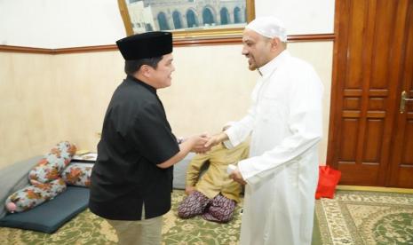 Menteri BUMN sekaligus Ketua Umum Masyarakat Ekonomi Syariah (MES) Erick Thohir saat bersilaturahmi dengan para kiai dan alim ulama se-Pasuruan Raya, di Gedung Gradika, Pasuruan, Jawa Timur, Kamis (5/5). Erick Thohir berkomitmen menjadikan pondok pesantren (ponpes) sebagai mercusuar peradaban dan sebagai salah satu motor penggerak ekonomi umat.