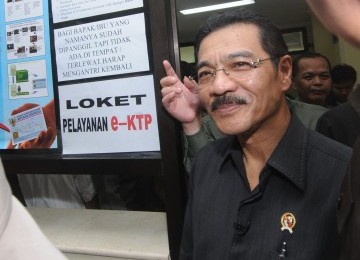 Menteri Dalam Negeri Gamawan Fauzi meninjau pelaksanaan pendataan Kartu Tanda Penduduk Elektronik (e-KTP) di Kantor Kelurahan Menteng, Jakarta Pusat, Senin (10/10). (Republika/Aditya Pradana Putra)