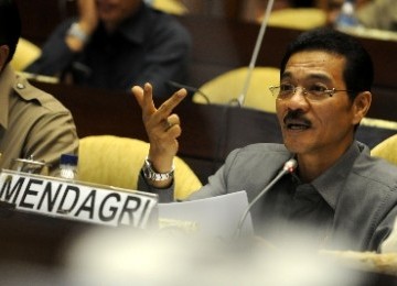 Menteri Dalam Negeri (Mendagri) Gamawan Fauzi saat rapat kerja dengan Komisi II DPR-RI terkait program e-KTP, di gedung DPR, Jakarta, Senin (19/9).