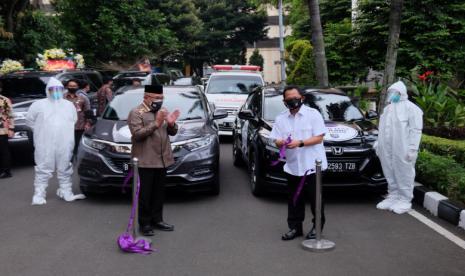 Menteri Dalam Negeri (Mendagri) Tito Karnavian bersama Wali Kota Depok Mohammad Idris di halaman Balai Kota Depok, Jumat (23/5).