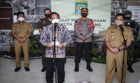 Menteri Dalam Negeri (Mendagri) Tito Karnavian (ketiga kiri) didampingi Wali Kota Tangerang Arief R Wismanysah (kedua kanan) memberikan keterangan pers saat kunjungan di Gedung Pusat Pemerintahan Kota Tangerang, Banten, Selasa (27/7/2021). Dalam kunjungannya Mendagri melakukan rapat koordinasi bersama forum komunikasi pimpinan daerah Kota Tangerang sebagai upaya menurunkan angka COVID-19 di Kota Tangerang.