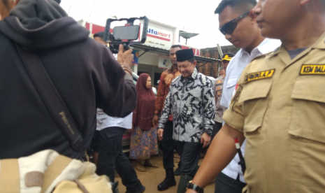 Menteri Dalam Negeri (Mendagri) Tito Karnavian meninjau Posko Banjir Kemendagri Jati Asih, di Perum Villa Jatirasa RW 011-12, Kelurahan Jatirasa, Kecamatan Jati Asih, Kota Bekasi, Jawa Barat, Jumat (3/1). 