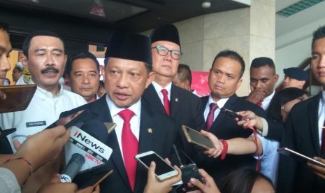 Menteri Dalam Negeri (Mendagri) Tito Karnavian saat diwawancarai wartawan usai serah terima jabatan di Gedung Kemendagri, Jakarta Pusat, Rabu (24/10). 